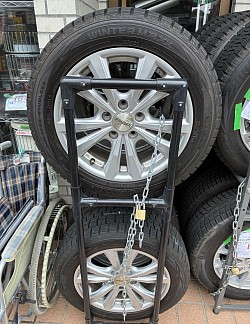 スタッドレスタイヤ、いくつか置いています。