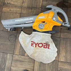 スタッドレスタイヤ、いくつか置いています。